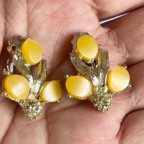 Vintage Yellow Thermoset Rhinestone Climber Clip On Earrings GoldTone 50s Lucite - Picture 3 of 10